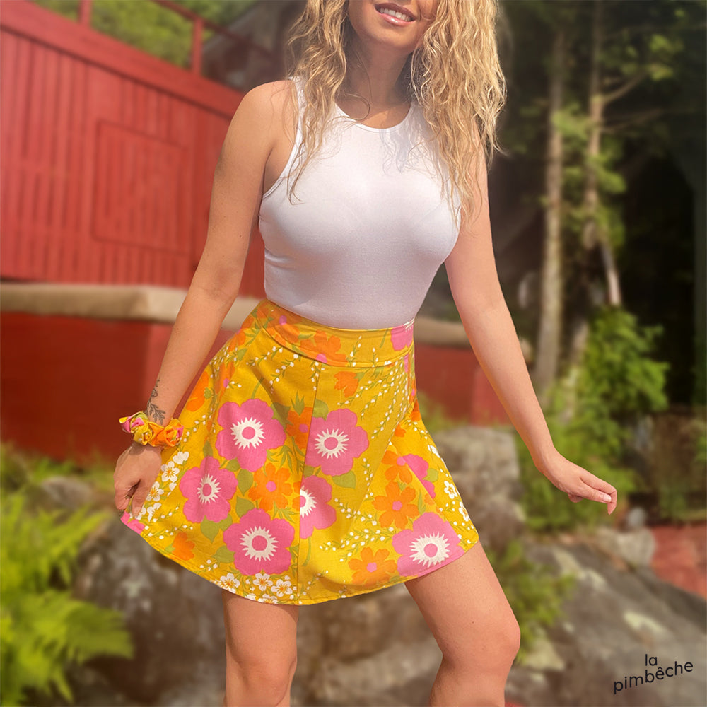 Mini-jupe A-line – Fleur jaune vintage 🌼