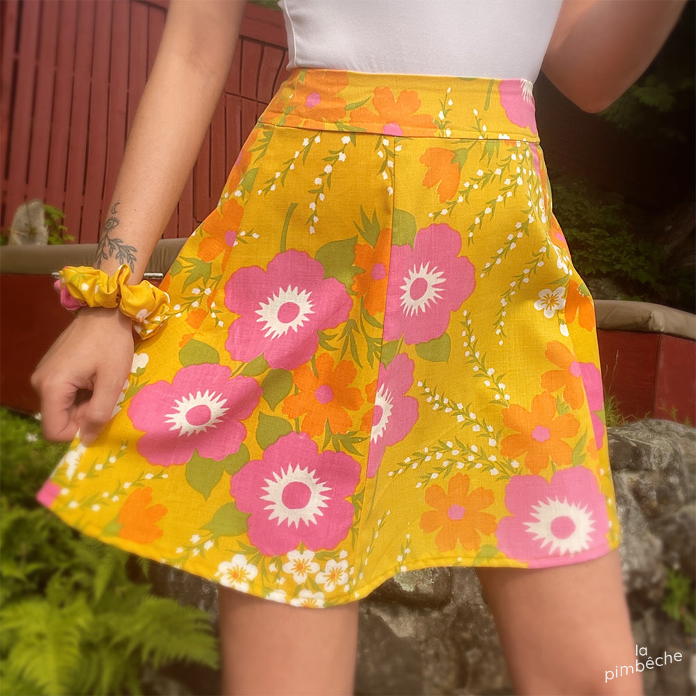 Mini-jupe A-line – Fleur jaune vintage 🌼