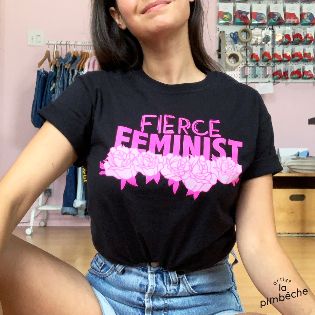 T-shirt "Fierce Feminist" Montréal Artiste La Pimbêche feministe fxmme roses